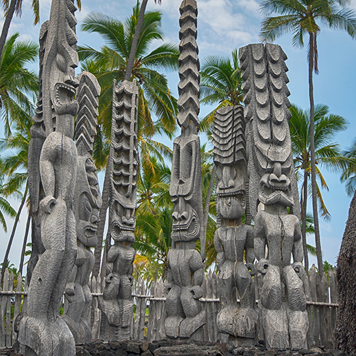 Geschnitzte Ki’i (Götterfiguren) im Pu’uhonua O Honaunau National Historical Park